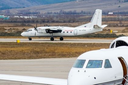 У самолета Ан-24 после посадки в Якутске лопнули шасси