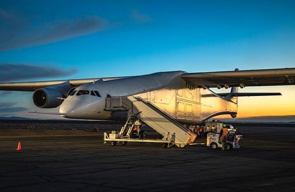 Stratolaunch становится самым большим в мире самолетом 